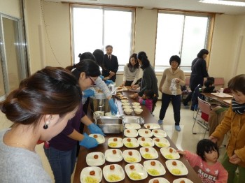 みんなで給食の配膳