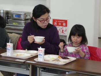 できたての給食は、おいしいね