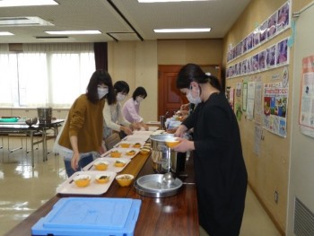 給食当番さんを体験しました。