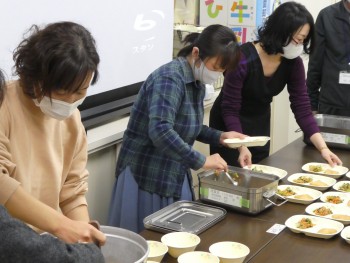 給食当番さんを体験しました