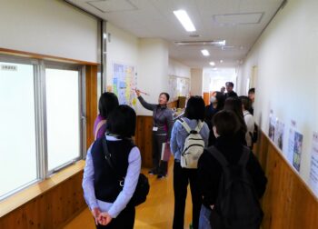 見学通路から調理作業の見学